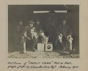 Nebengebäude der SMELLY FARM Rue de Bois. Hd. Qrs. 2. Bn Das Worcestershire Regt. Februar 1915 von English Photographer