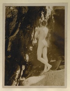 Fotografi av Alistair Graham naken, förvarat med hans brev till Evelyn Waugh, ca 1924 (silvertryck av gelatin) av English Photographer