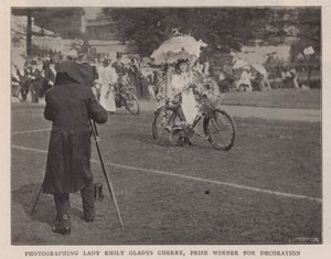 Fotograferar Lady Emily Gladys Cherry, pristagare för dekoration av English Photographer