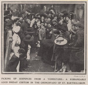 Plockar upp sixpences från en gravsten av English Photographer