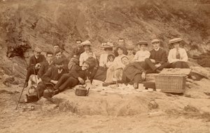 Picknick med te på stranden (svartvitt foto) av English Photographer