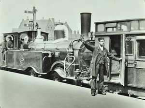 Perrongporter vid en järnvägsstation, 1885 av English Photographer