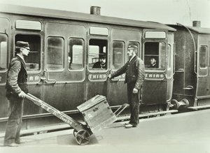 Perrongbärare vid en järnvägsstation, 1885 av English Photographer