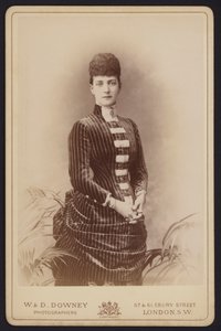 Porträtt, Alexandra av Danmark, gift med prins Albert Edward, senare kung Edward VII (s/v foto) av English Photographer