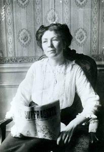 Porträtt av Christabel Pankhurst som läser en kopia av The Suffragette c.1905