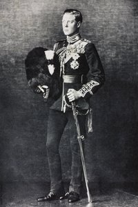 Porträtt av Edward, prins av Wales, i sin uniform som överste i Welsh Guards av English Photographer
