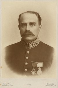 Porträtt av Francis Younghusband (s/v foto) av English Photographer