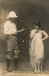 Porträtt av en man klädd för ridning och en kvinna med hatt och klänning (svartvitt foto) av English Photographer
