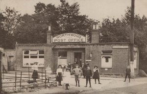Postkontor, Northwood, London (svartvitt foto) av English Photographer
