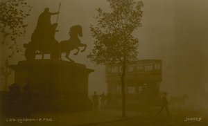 Vykort med en bild av London i smogen av English Photographer