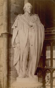Vykort med en bild av en staty av Benjamin Disraeli av English Photographer