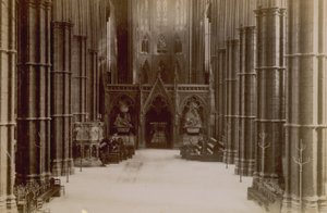 Vykort med en bild av det inre av Westminster Abbey av English Photographer
