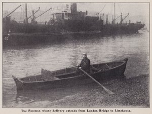 Brevbärare vars leverans sträcker sig från London Bridge till Limehouse i en båt på Themsen, London (s/v foto) av English Photographer