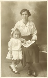 Söt flicka, mamma eller guvernant som visar bilder för ett litet barn (s/v-foto) av English Photographer