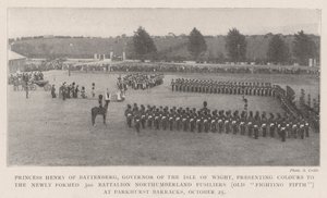 Prinsessan Henry av Battenberg, guvernör på Isle of Wight, presenterar Colors till den nybildade 3:e bataljonen Northumberland Fusiliers (Old Fighting Fifth) på Parkhurst Barracks, 25 oktober (bw ph) av English Photographer