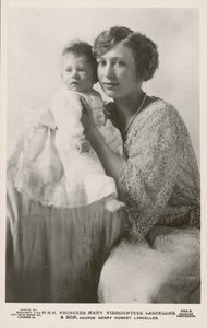 Prinsessan Mary, Viscountess Lascelles, med sin äldsta son, George (s/v foto) av English Photographer