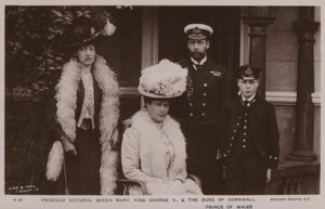 Prinsessan Victoria, Drottning Mary, Kung George V, Hertigen av Cornwall (s/v-foto) av English Photographer