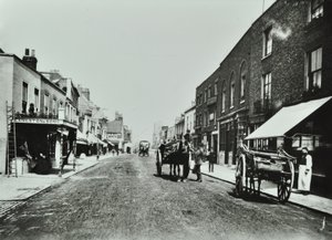 Putney High Street, med utsikt mot bron, 1885 av English Photographer