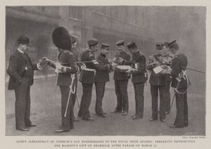 Drottning Alexandras St Patricks Day-minne till Royal Irish Guards, sergeanter som delar ut Hennes Majestäts gåva av Shamrock efter paraden den 17 mars av English Photographer