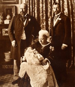Drottning Victoria som håller kung Edward VIII vid hans dop den 16 juli 1894 av English Photographer