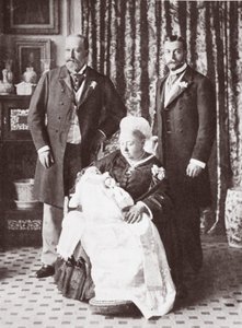 Drottning Victoria som håller kung Edward VIII vid hans dop den 16 juli 1894 av English Photographer