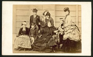 Drottning Victoria och medlemmar av hennes familj av English Photographer