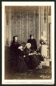 Drottning Victoria och medlemmar av hennes familj av English Photographer