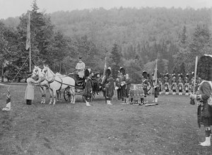 Drottning Victoria presenterar färger för Cameron Highlanders, 1873 av English Photographer