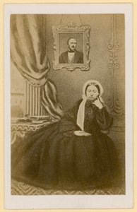 Drottning Victoria, när en änka, med ett porträtt av prinsgemalen bakom sig (s/v foto) av English Photographer