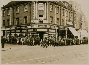 Kö till Charlie Chaplin i The Kid på The Majestic, High Street, Clapham, cirka 1921 av English Photographer
