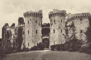 Raglan Castle, huvudporten (svartvitt foto) av English Photographer