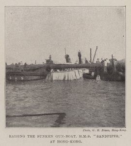 Resning av Sunken Gun-Boat, HMS Sandpiper, i Hong-Kong av English Photographer