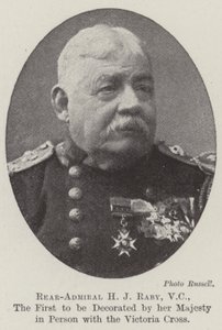 Konteramiral H J Raby, VC, den första som dekorerades av hennes majestät personligen med Victoria Cross av English Photographer