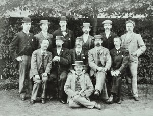 Rosendale Road School: grupper av lärare, 1897 av English Photographer