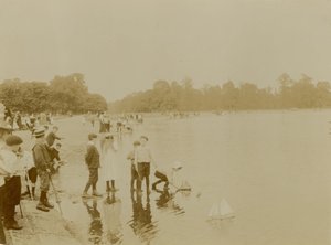 Round Pond, Kensington Gardens, London av English Photographer