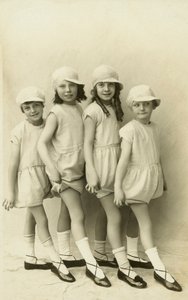 Rad med fyra flickor som pekar med tårna (svartvitt foto) av English Photographer