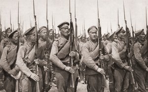 Ryskt infanteri på parad och presenterar vapen under första världskriget, från The Illustrated War News, 1915 av English Photographer