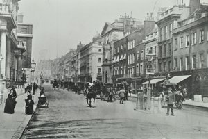 Saint Jamess Street, Westminster LB: ser norrut från Pall Mall, 1895 av English Photographer