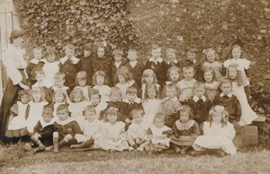 Skolbarn, Norfolk, tidigt 1900-tal (svartvitt foto) av English Photographer