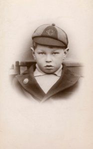 Skolpojke i uniform (s/v foto) av English Photographer