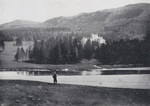Skottland: Invercauld, från floden (s/v foto) av English Photographer