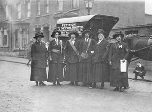 Skotska suffragetter anländer till London för att leverera en petition av English Photographer