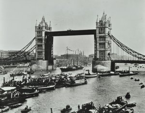 Fartyg passerar under Tower Bridge, 1894 av English Photographer