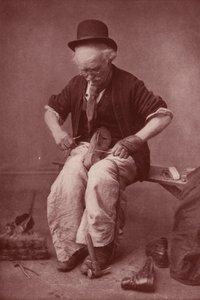 Skomakare i arbete (svartvitt foto) av English Photographer