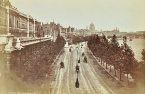 Somerset House, Victoria Embankment, Westminster LB: ser norrut från Waterloo Bridge, 1895 av English Photographer