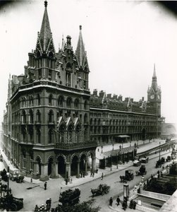St Pancras järnvägsstation; fotografi från april 1899 av English Photographer
