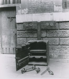 Aktier och bojor visas på Newgate Prison av English Photographer