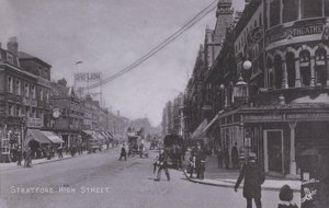 Stratford, High Street, med Borough Theatre (s/v foto) av English Photographer