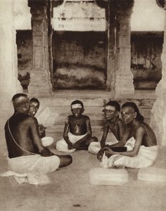 Elever i en tempelskola i Ramesworam, Madras, Indien (svartvitt foto) av English Photographer