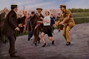 Lider av uttorkning och utmattning. Den italienska idrottaren Dorando Pietri får hjälp över mållinjen för att vinna maraton vid de olympiska spelen i London 1908 av English Photographer